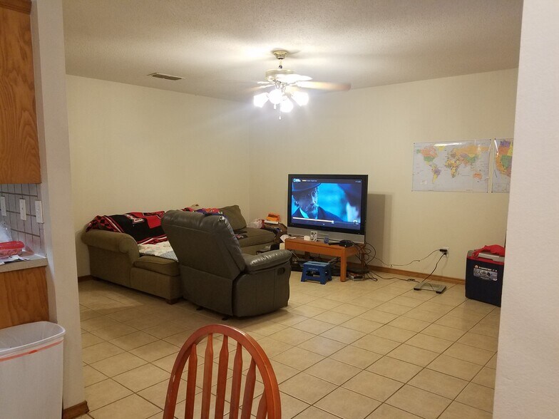 Large living room can accomodate a sectional - 5119 Galloping Way