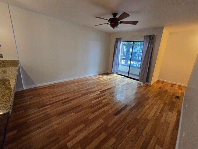 Building Photo - WASHINGTON SQUARE 2 BED 2 BATH BILEVEL APA...