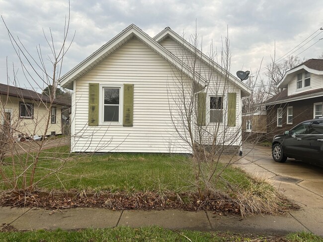 Building Photo - 404 E Bird-Charming single family home for rent in Vandercook Lake