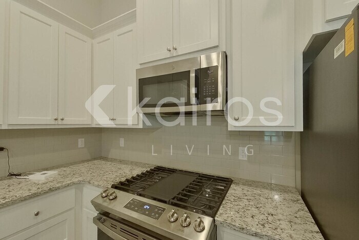 Building Photo - 6536 Roux Dr