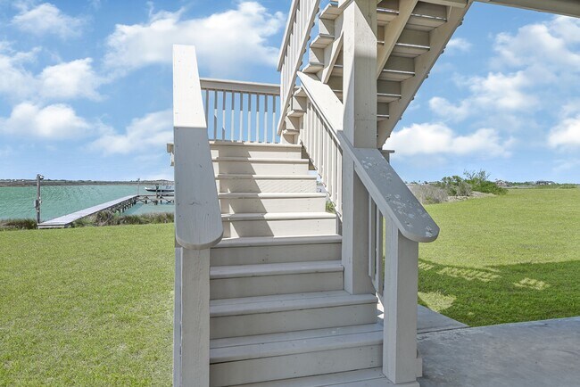 Building Photo - 747 Waypoint Dr