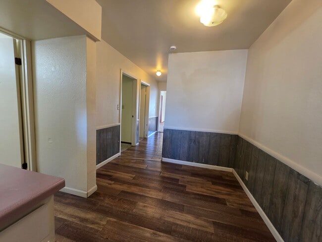 Building Photo - 1952 Roosevelt Ave