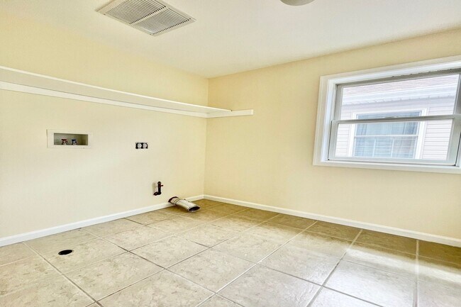 Building Photo - 264 Custer Ave