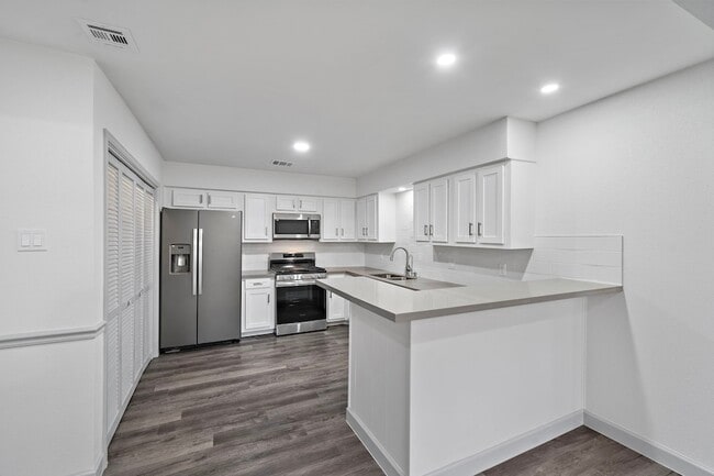 Building Photo - 1714 Huge Oaks St