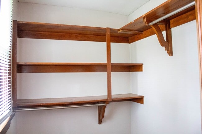 Building Photo - AVAILABLE FOR AUGUST 2026!  Large house ne...