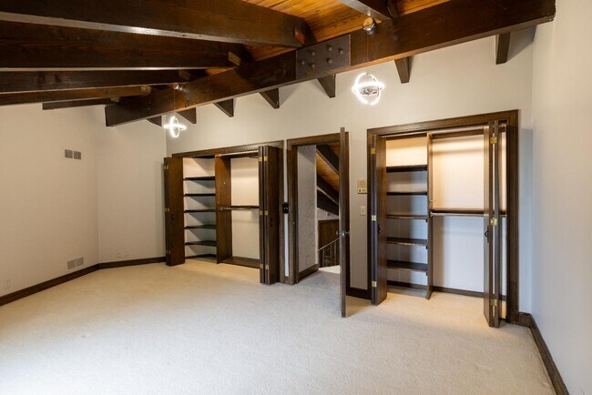 Building Photo - 1240 E Donges Ct