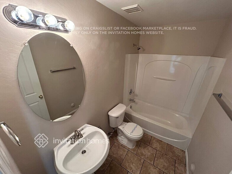 Building Photo - 7005 S 39th Dr