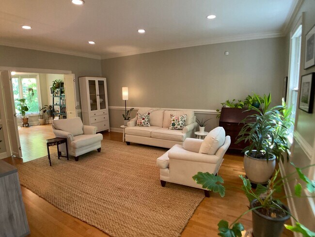 Building Photo - Executive Home in The Heart of Chapel Hill!