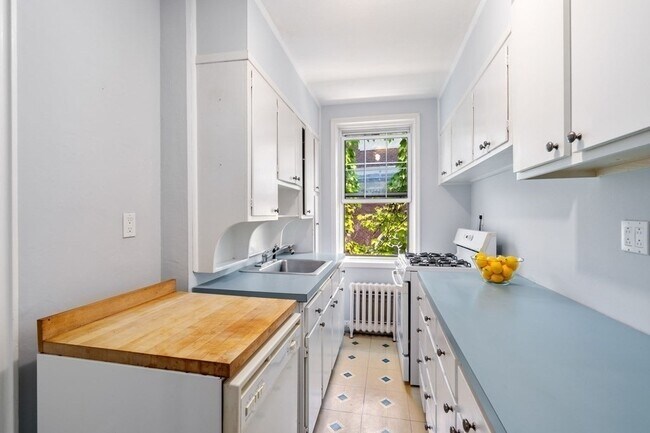 Building Photo - 50 Follen St