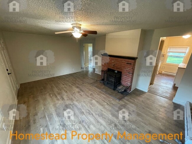 Building Photo - CHECK OUT THIS HUGE YARD!