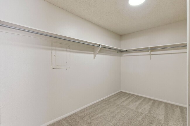 Building Photo - 2400 Sq Ft Condo for Rent Near Shopping