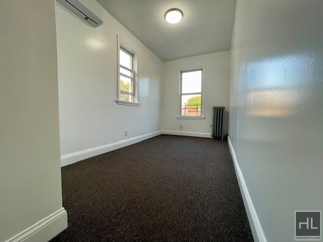 Building Photo - Newly Renovated, Beautiful 4 Bedroom Apt i...