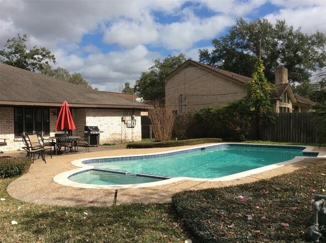 Building Photo - 147 Camellia St