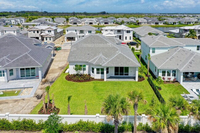 Building Photo - 9346 Crestview Cir