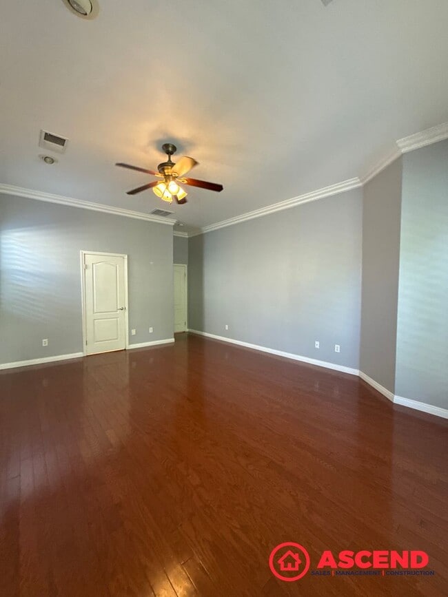 Building Photo - ** Move In Special! **Charming Home in Olive Dr Area!