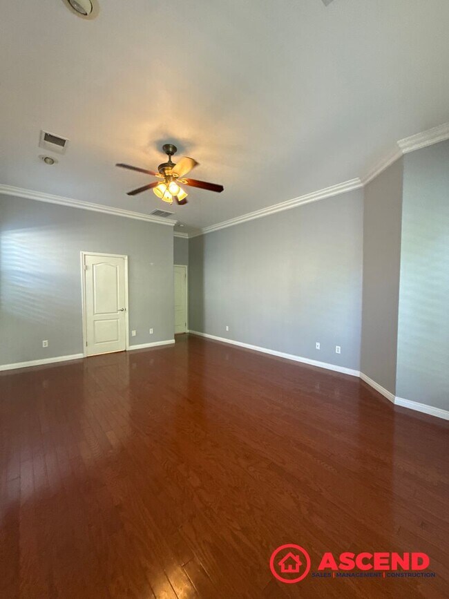 Building Photo - Charming Home in Olive Dr Area!