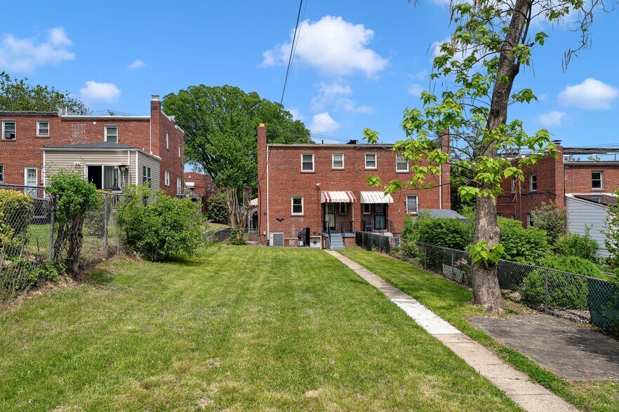 Building Photo - 5213 Blaine St NE
