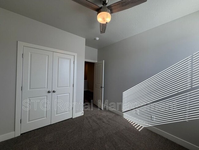 Building Photo - 1010 S 4380 W