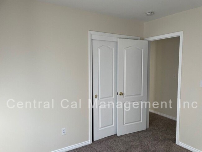 Building Photo - 5 Bedroom, 2 Bath Home in Desired Northwest - $2895 Per Month!