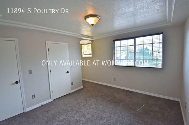 Building Photo - Beautiful 3 Bed Draper Top Floor Unit! No ...