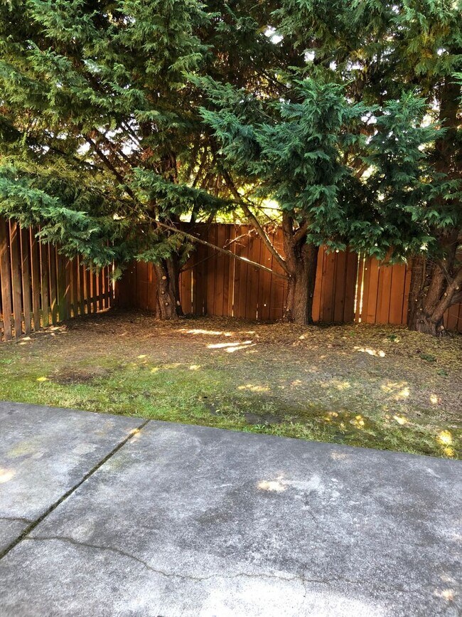 Building Photo - Small Pet Friendly! 4 Bedroom, 2 Bathroom Close to Campus!