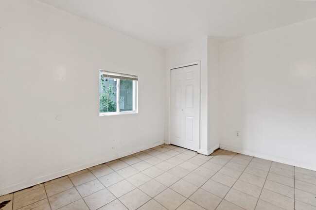 Building Photo - Charming 2 Bedroom Apartment in the Beauti...