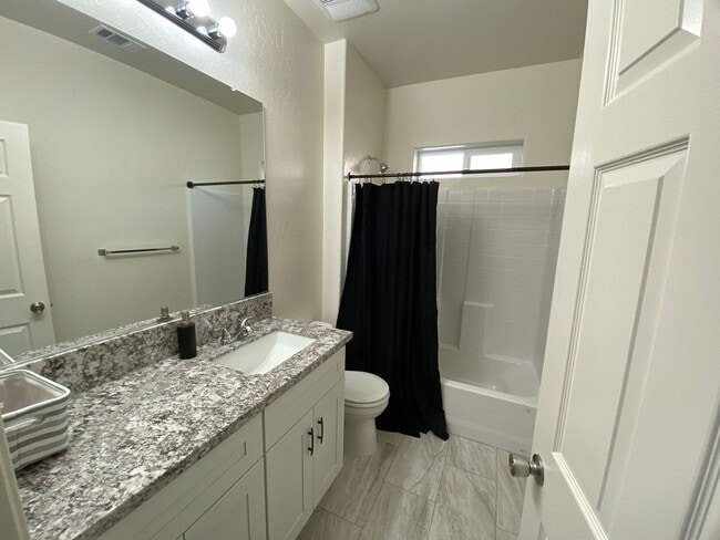Building Photo - Newer home for rent in Visalia