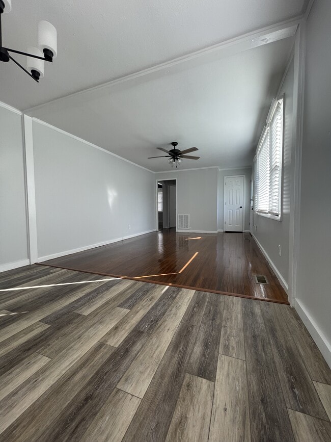 Building Photo - 706 Crestlyn Dr