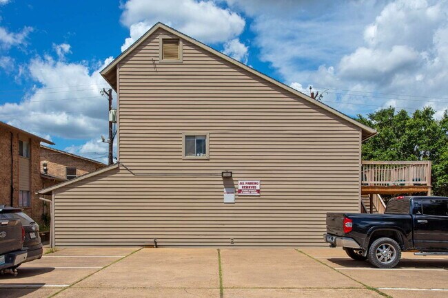 Building Photo - Efficiency unit close to campus