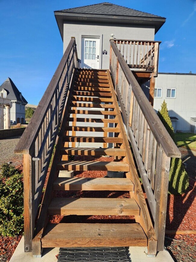 Building Photo - Furnished Two Bedroom Apartment on 27 Acre Estate | Available Now