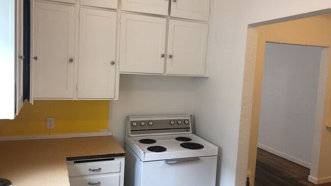 Building Photo - 813 NE A St