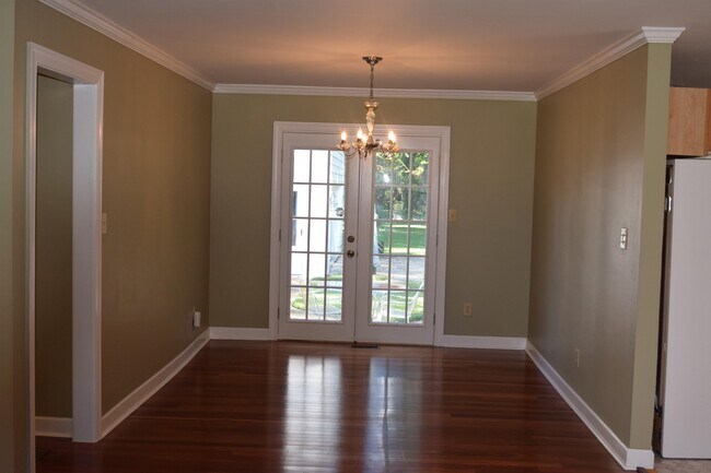 Building Photo - 310 La Salle Ave