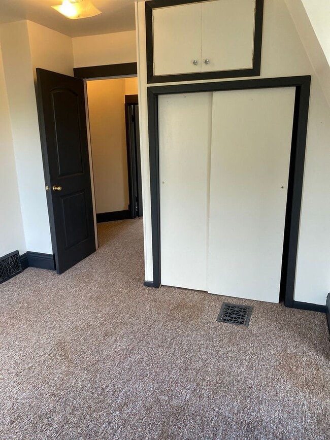 Building Photo - 902 E Kemp Ave