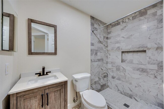 Building Photo - 1207 Hughmont Dr