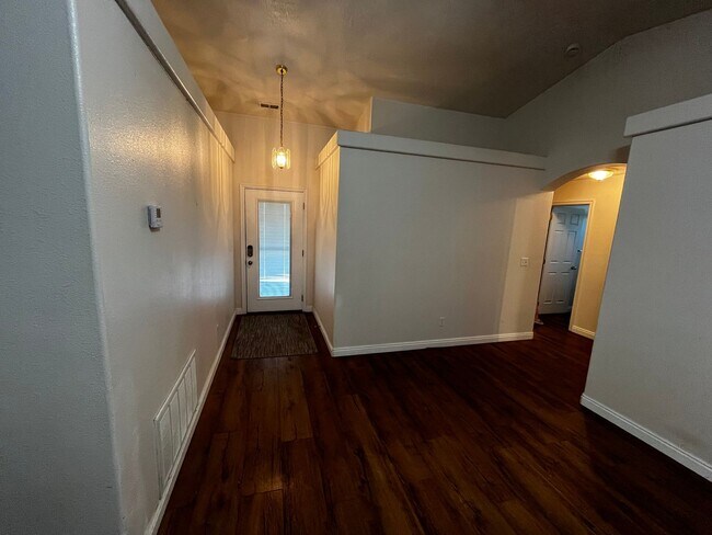 Building Photo - Cozy Private Pet Friendly Home!!