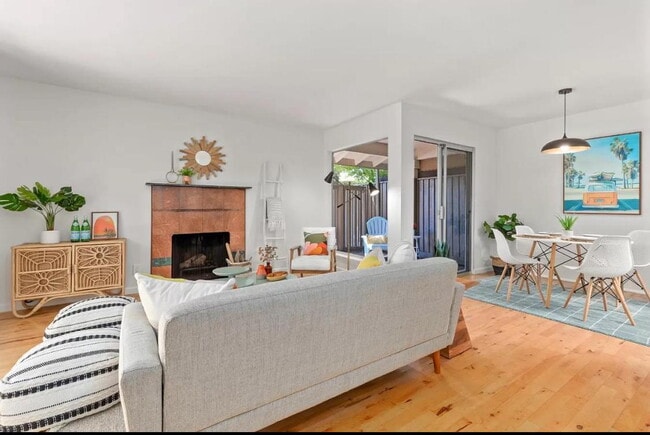 Building Photo - "Charming 1-Bed Santa Cruz Retreat with El...