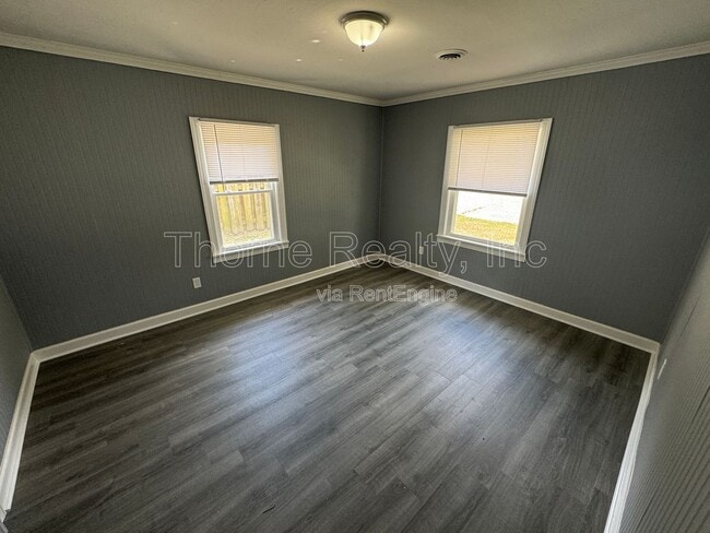 Building Photo - 305 E Battle Ave