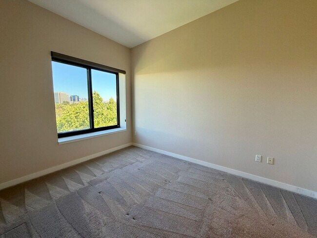 Building Photo - Corner Unit With Views