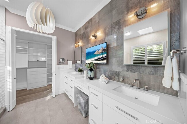 Building Photo - 58 Victoria