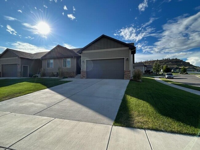 Building Photo - 3052 Golden Acres Dr