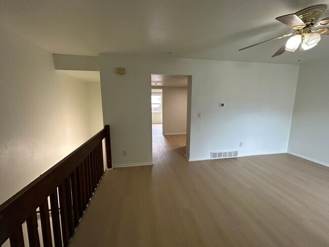 Building Photo - 400 E 4 plex