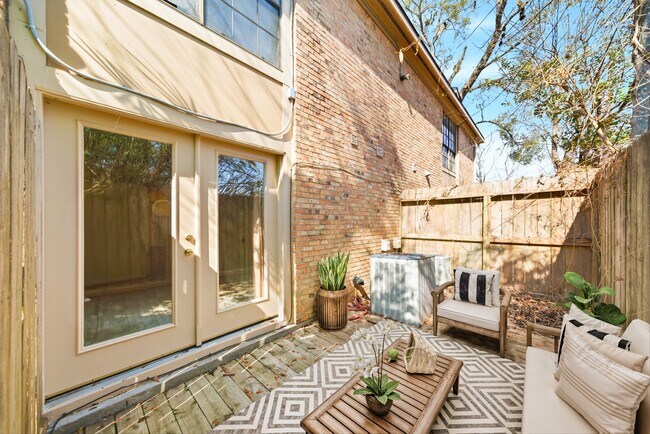 Building Photo - 1311 Antoine Dr