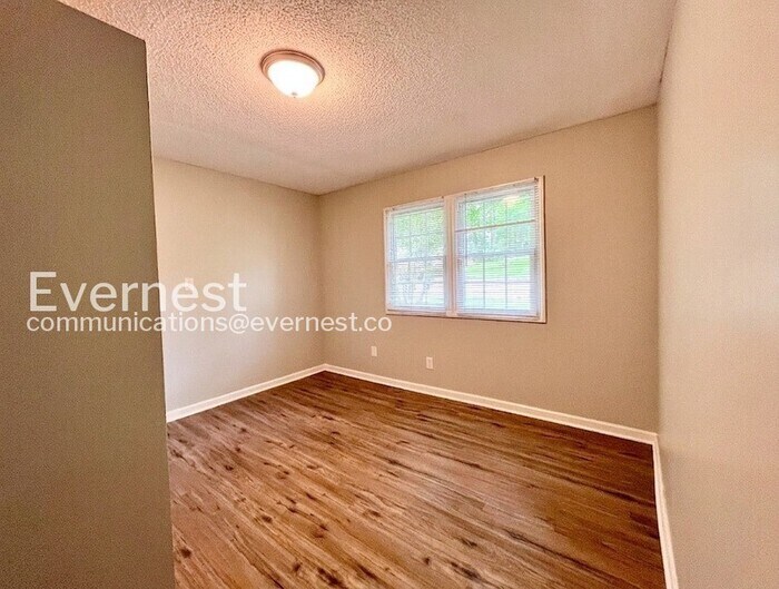 Building Photo - 400 Wilcrest Dr