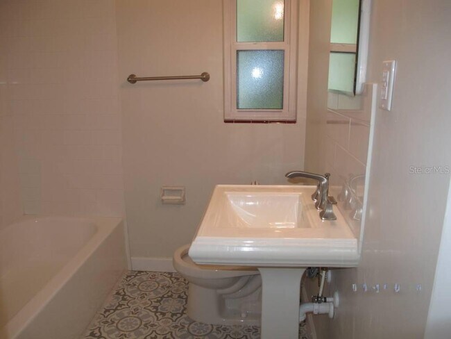 Building Photo - 1803 Pineview Cir