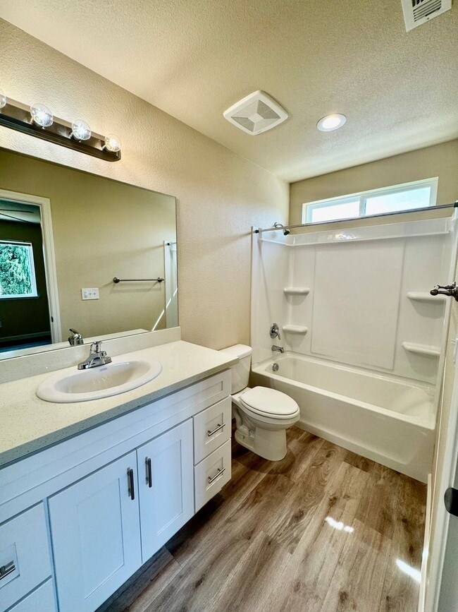 Building Photo - Stunning New Build 3-Bedroom, 2.5-Bath Triplex Apartment for Rent