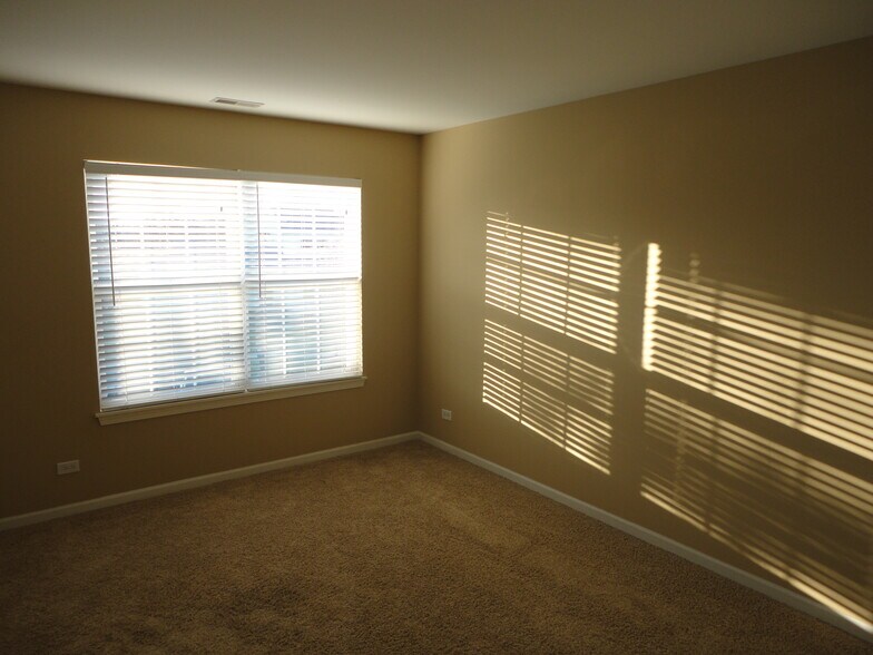 Building Photo - 1825 Bluestem Cir