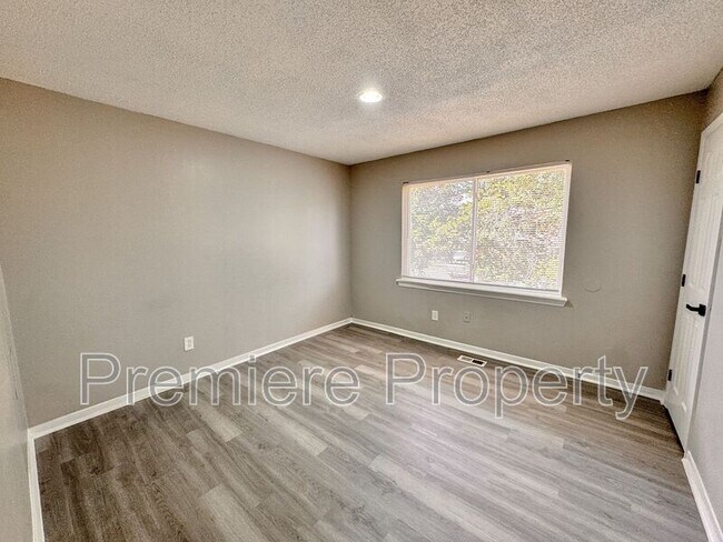 Building Photo - 710 N Pine St