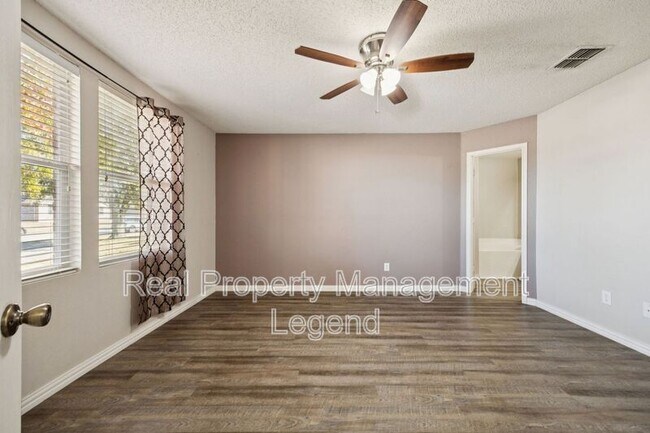 Building Photo - 2900 Sheridan Ln