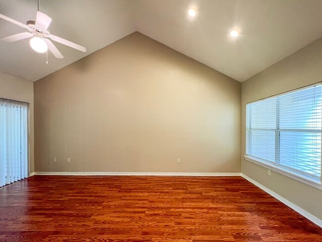 Building Photo - 1/1 Condo in the Greens at West End - Available mid-June!