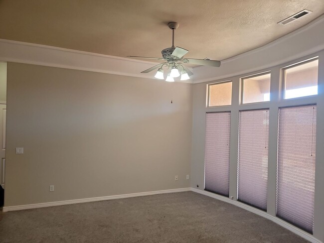 Building Photo - Single-Level 3 Bedroom Home with Fenced Ya...